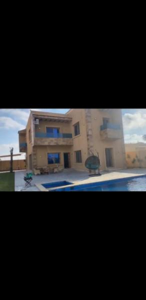 فيلاه مستقله ٤ غرف نوم ٤ حمامات لاندسكيب حمام سباحه خصوصيات كامله